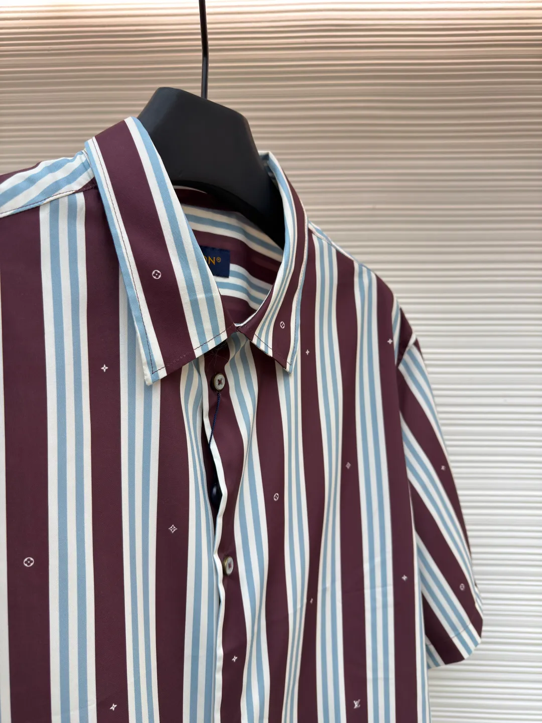 LOUIS VUITTON striped short-sleeved shirt ●Original version: Purchased and developed for 10300 ●Item number: 1682488-A45 ●Fabric: cotton blended fabric ●Technology: made on positioning cutting machine ●Color: brown ●Version: fitted version ●Weight: about 185 grams ●Size: S-M-L-XL ●Description: This style of LOUIS VUITTON striped short-sleeved shirt is made of high-quality woven fabric as the base, and uses direct-injection technology to restore the classic striped pattern. The color reproduction is high, the pattern is delicate and firm, and it is not easy to fade or smudge. The splicing parts of the body are all processed by hand-made overlock sewing technology, and the stitching is smooth and dense, which effectively prevents the edges of the fabric from fuzzing and improves the overall durability. The shirt has a standard lapel shape, with a crisp collar that is not easily deformed. Customized hardware is used for the buttons at the placket, which has a thick texture and good gloss. The length, bust and other sizes increase from S to XL. The measurement error of 1~3CM is within the normal range. It is recommended to hand wash and maintain it to maintain the shape and pattern. It can be easily used in both leisure and light business scenes. The overall wiring is straight and delicate, the fabric is comfortable and soft, and the color is consistent without color difference. It can be matched with the same style to create a fashionable look and control various occasions. Customized accessories, complete with three standards, same style for men and women!